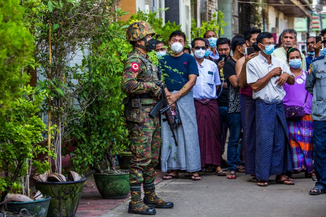 她与军方的权力游戏：缅甸民主希望是如何破灭的