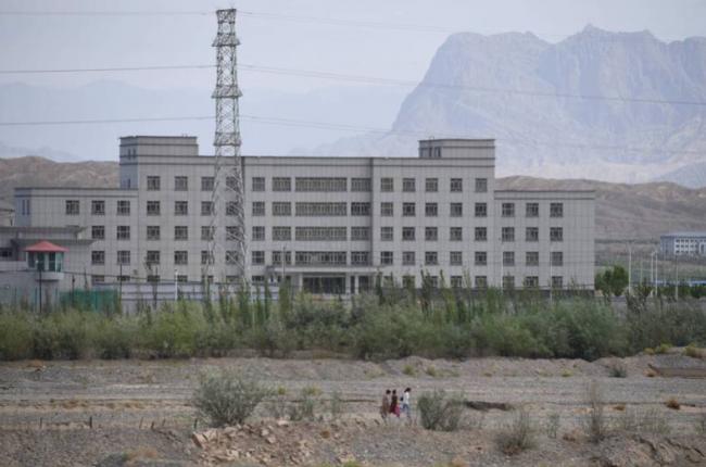 新疆再教育营：每晚都有女性从牢房被带出…