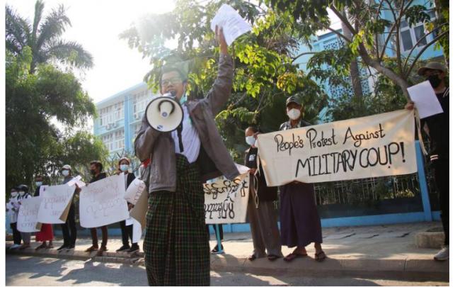 缅甸出现首场街头示威 敏昂莱称至少掌权18个月