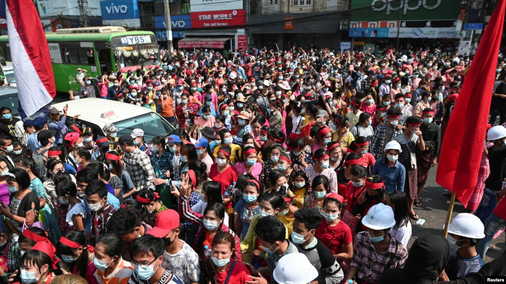 仰光发生大规模抗议示威 缅甸军方切断网络