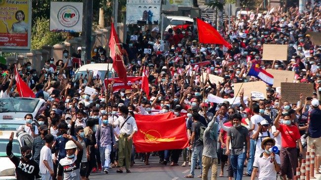 缅甸周日大示威 传警方开枪镇压