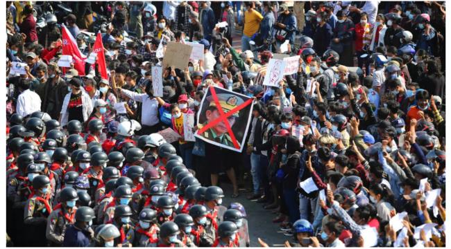 缅甸大规模示威抗议政变 军方颁布戒严令