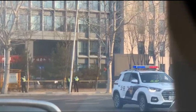 耿潇男夫妇北京正式受审 庭外警察驻守戒备