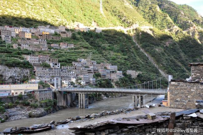 中国最险峻的小城 建在海拔3000米的悬崖上
