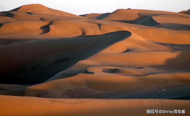 中国最大沙漠的中心 藏着一座2万人的城镇