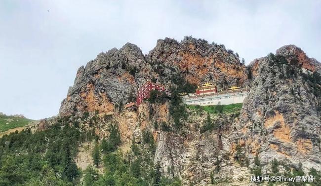 超震撼！寺庙嵌在海拔4000米的悬崖
