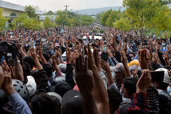 经历最血腥一天后 缅甸大量抗议者再次集会
