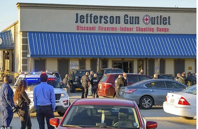 美国枪店突然爆枪战 店员顾客与枪手对射…