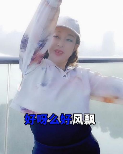 65岁刘晓庆穿粉色上衣显活力 却被肚腩肉抢了镜