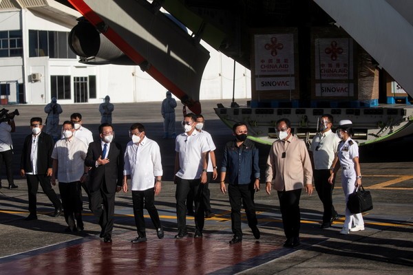 中国疫苗飞抵菲律宾 杜特尔特机场迎接