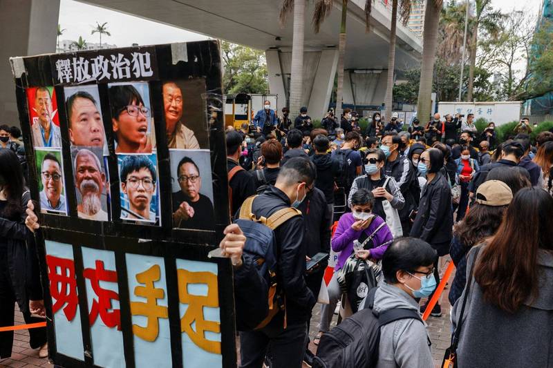 香港民主派47人今天（1日）在西九龍裁判法院開庭審理「串謀顛覆國家政權罪」，現場聚集許多民眾要求放人，還有英、美、德、歐盟多國外交官排起隊來等著進去旁聽。（路透）