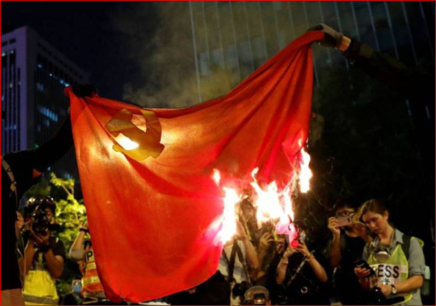 拟烧中共党旗抗议！中国青年遭通缉怒了