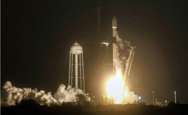 SpaceX猎鹰9号成功升空 “星链”卫星送上太空