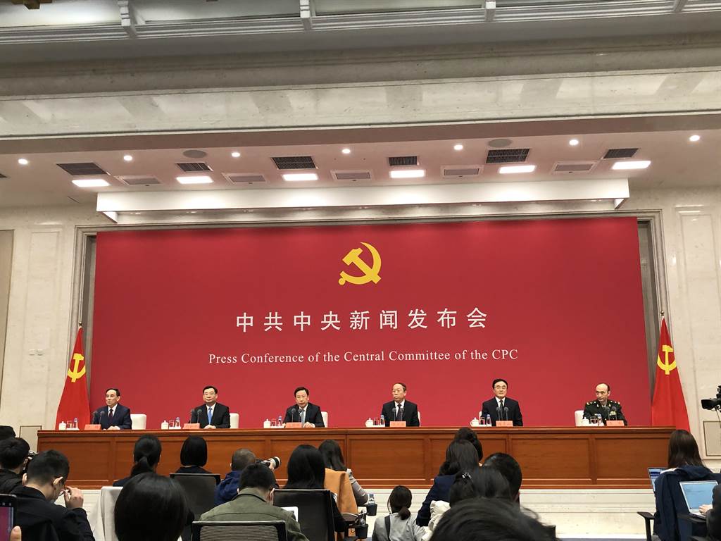 今年是中国共产党成立100周年，中共中央今日举行2021年首场记者会说明相关庆祝活动。（许依晨摄）