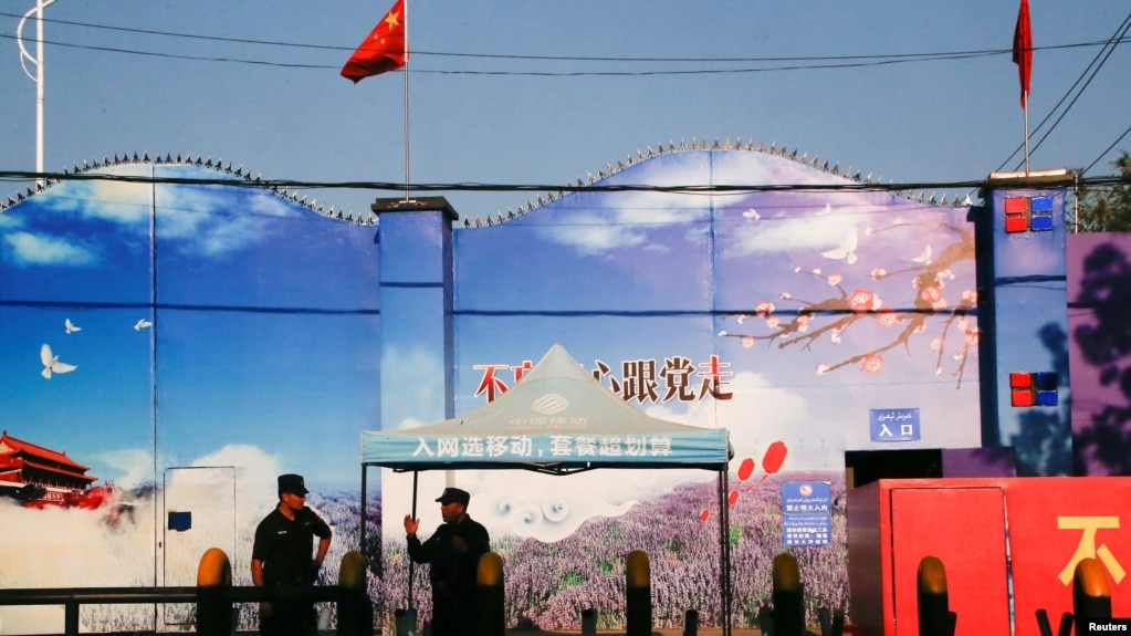 资料照：2018年9月3日保安人员把守在新疆霍城的一处再教育营大门口。（路透社）