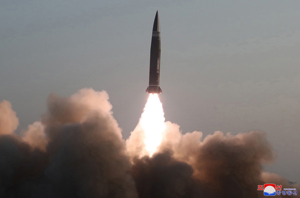 ▲▼北韓官媒公開3月25日試射2枚新型戰術誘導飛彈畫面，據稱其飛行600公里。（圖／達志影像）