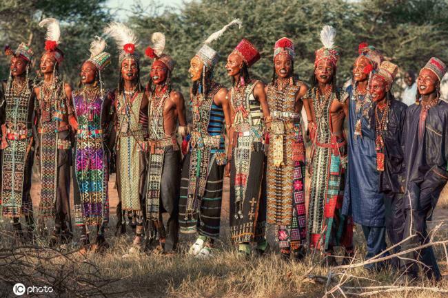 非洲腹地神秘部落 男子参加选美取悦女性