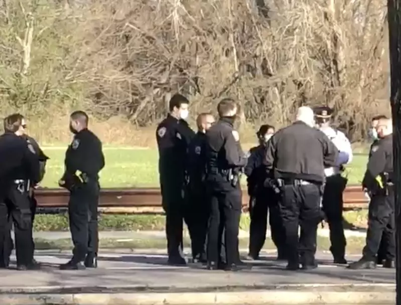 纽约市警分局长 警车停法拉盛公园旁自杀