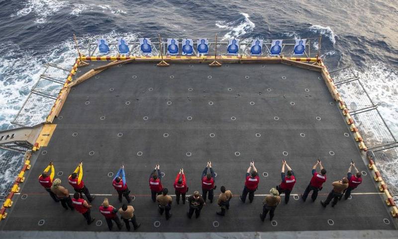 美國印太司令部官方臉書發布照片，「馬金島號」艦上官兵們（圖下）8日進行實彈演訓。（圖取自美軍印太司令部FB）