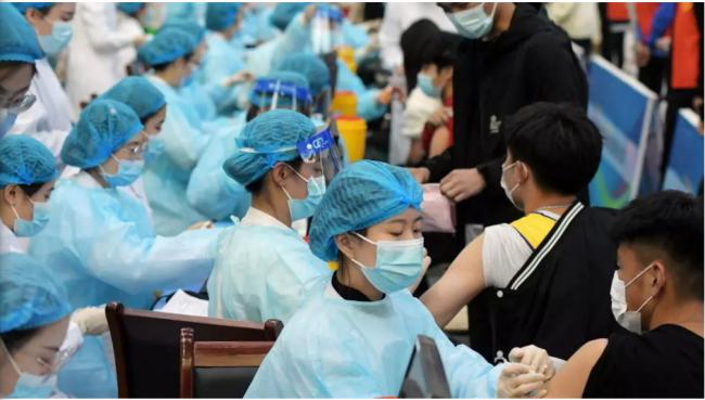 中国推疫苗胡萝卜加大棒 民间吁领导人带头