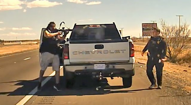 恐怖影片曝光：美国警察拦检车辆竟遭驾驶枪杀