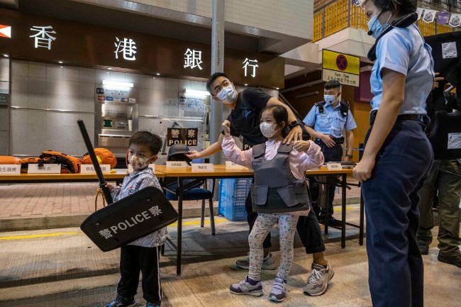 穿防暴警服的泰迪熊：香港加强宣传国家安全