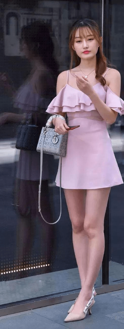 粉色吊带短裙的穿搭 清新减龄少女感十足