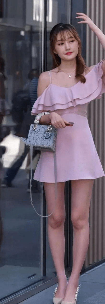 粉色吊带短裙的穿搭 清新减龄少女感十足