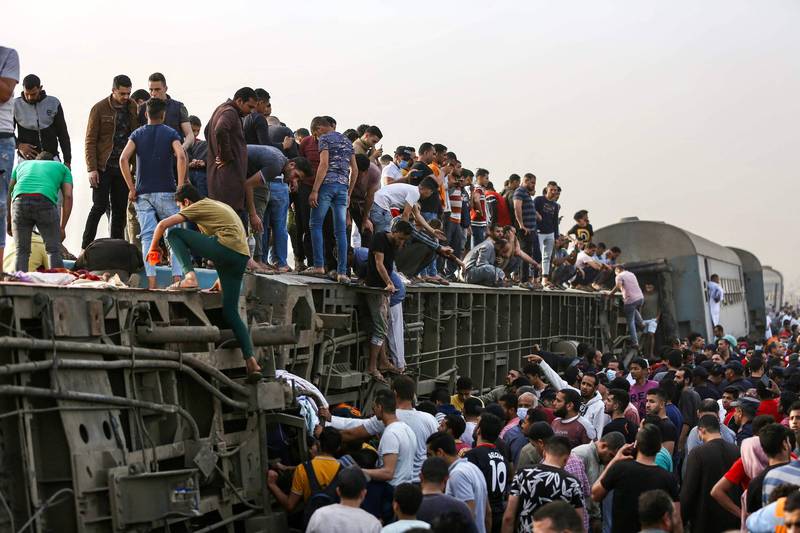 埃及18日驚傳列車出軌的嚴重事故，造成至少11人死亡、98人受傷，當局為此展開緊急救援。（法新社）