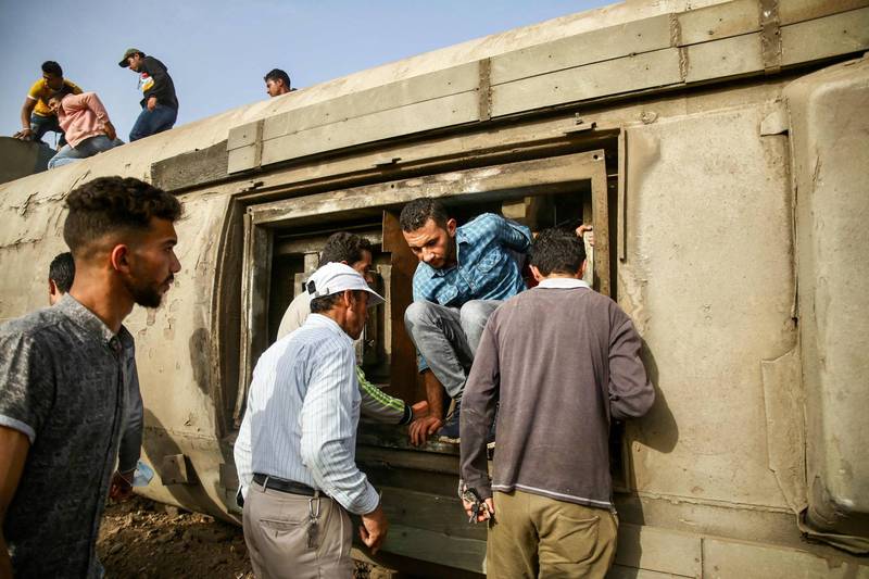 埃及18日驚傳列車出軌的嚴重事故，造成至少11人死亡、98人受傷，當局為此展開緊急救援。（法新社）
