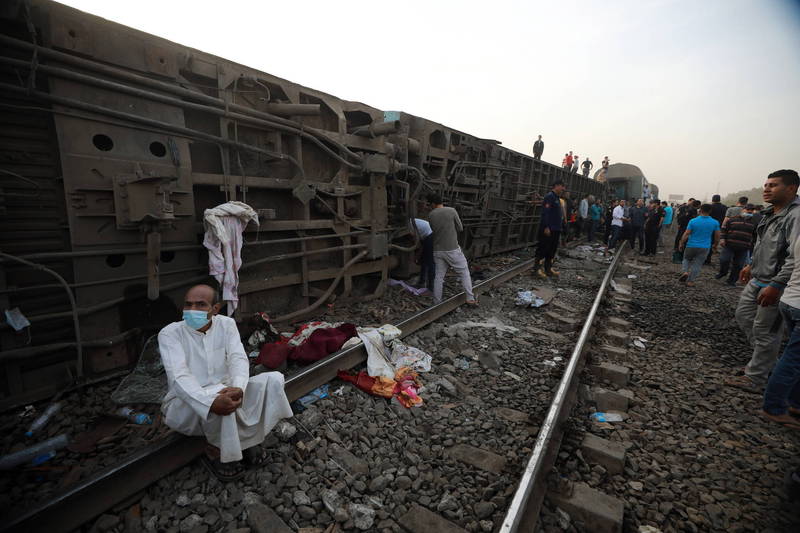埃及18日驚傳列車出軌的嚴重事故，造成至少11人死亡、98人受傷，當局為此展開緊急救援。（歐新社）
