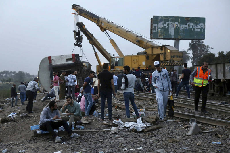埃及18日驚傳列車出軌的嚴重事故，造成至少11人死亡、98人受傷，當局為此展開緊急救援。（美聯社）