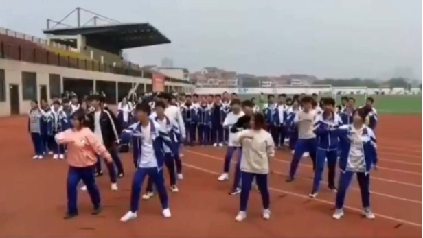 文革回潮：大陆中小学开跳“忠字舞”