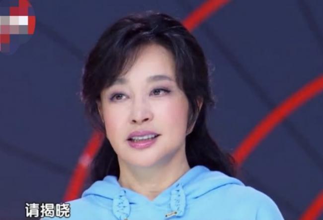 刘晓庆获喜剧人冠军 一脸傲娇坐在桌上被抬起
