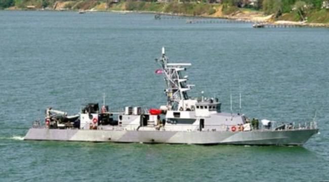美海军舰艇向伊朗攻击艇开火示警