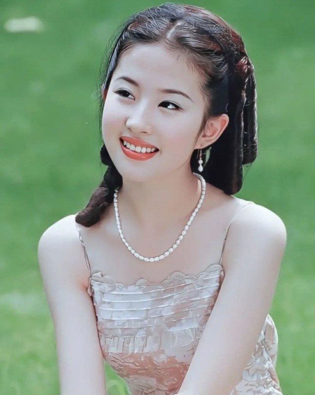 刘亦菲穿紧身吊带的照片流出 那时她仅有14岁