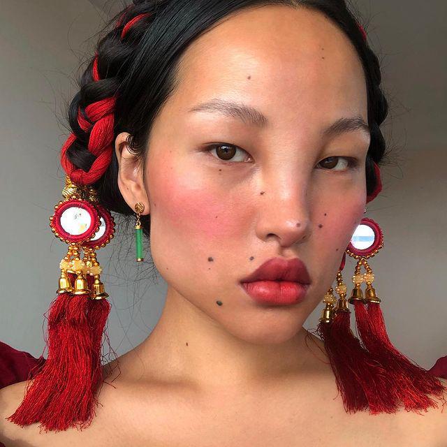 藏族女孩因丑爆火 满脸黑痣却成了时尚圈名模