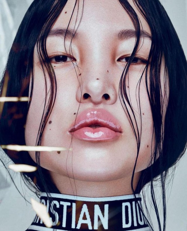 藏族女孩因丑爆火 满脸黑痣却成了时尚圈名模