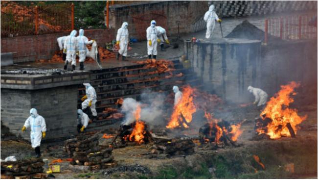 印度疫情扩至周边 尼泊尔也当街烧尸