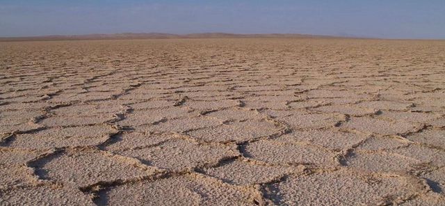 全球最大盐漠：盐层厚9000米 千年不长草