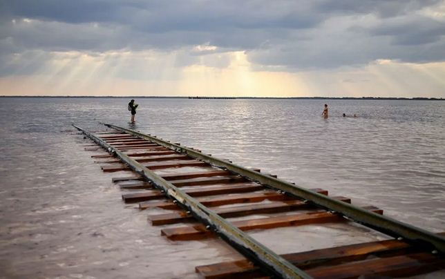 俄罗斯边境上的粉红湖泊：2万村民的“少女湖”