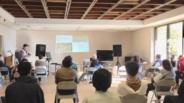 Audiences from the Chinese diaspora in California attend an information session about cannabis investment hosted by Irving Lin