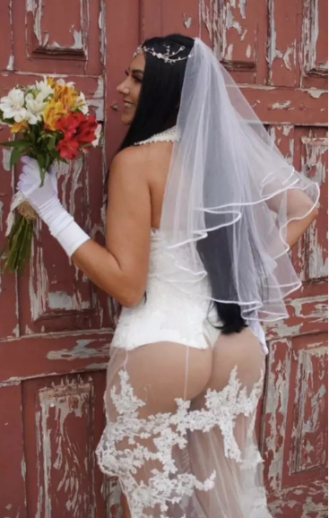 女模结婚尺度大开 婚纱下半身全透视
