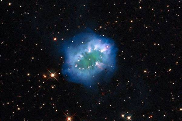 NASA公布绝美“星云项链”影像