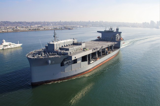 全球最大！美9万吨海上移动基地服役 或常驻南海