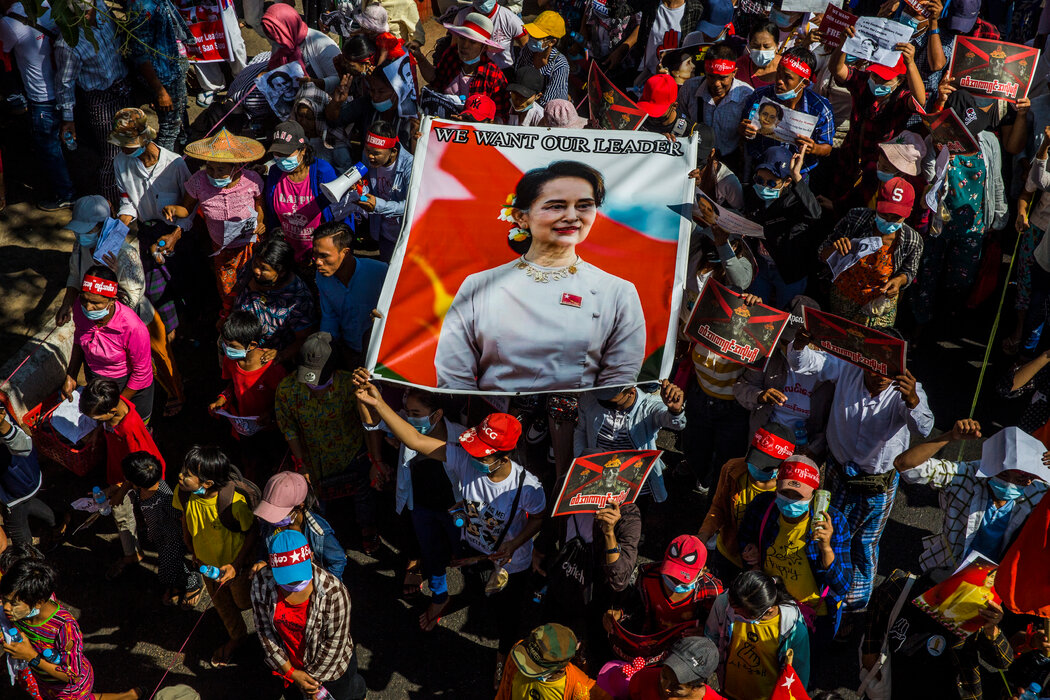 2月政变后，抗议者举着昂山素季的旗帜。昂山素季于2003年和2009年在永盛服刑，在她领导的文职政府执政期间，监狱的条件逐渐改善。