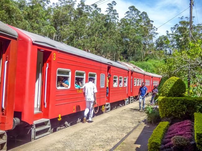 世界上最美的高山车线 斯里兰卡茶园火车