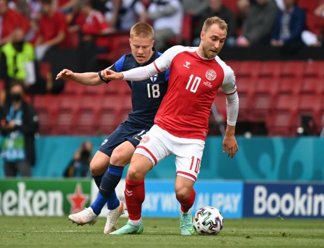 欧洲杯揪心一幕：丹麦球星赛场突晕倒 赛事腰斩