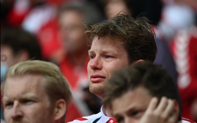 欧洲杯揪心一幕：丹麦球星赛场突晕倒 赛事腰斩