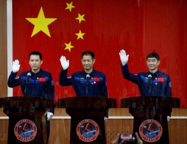 中国神舟十二号飞船将携三人17日飞赴太空